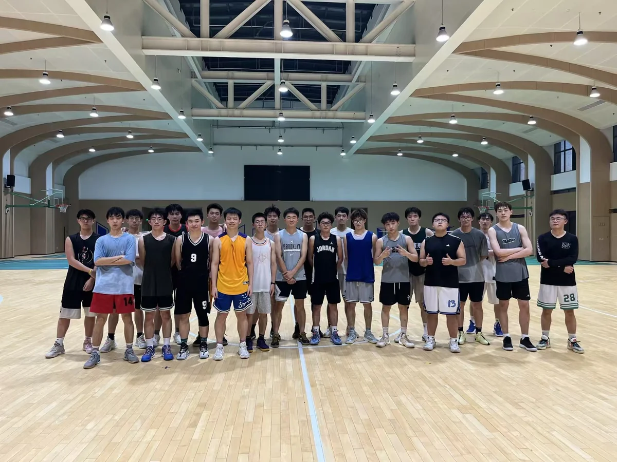 大学体育馆里的院队合影
