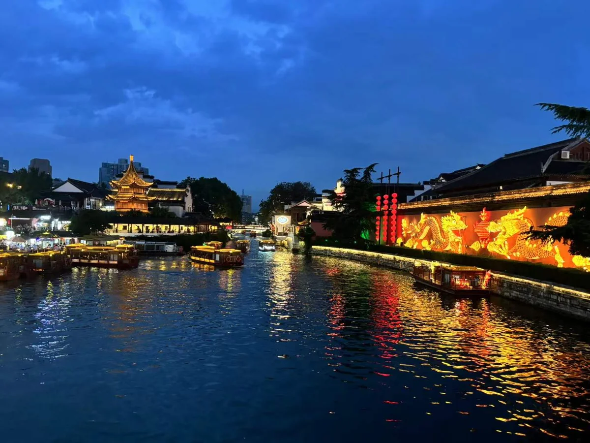 夜里的夫子庙，河面上倒映着两岸的灯火