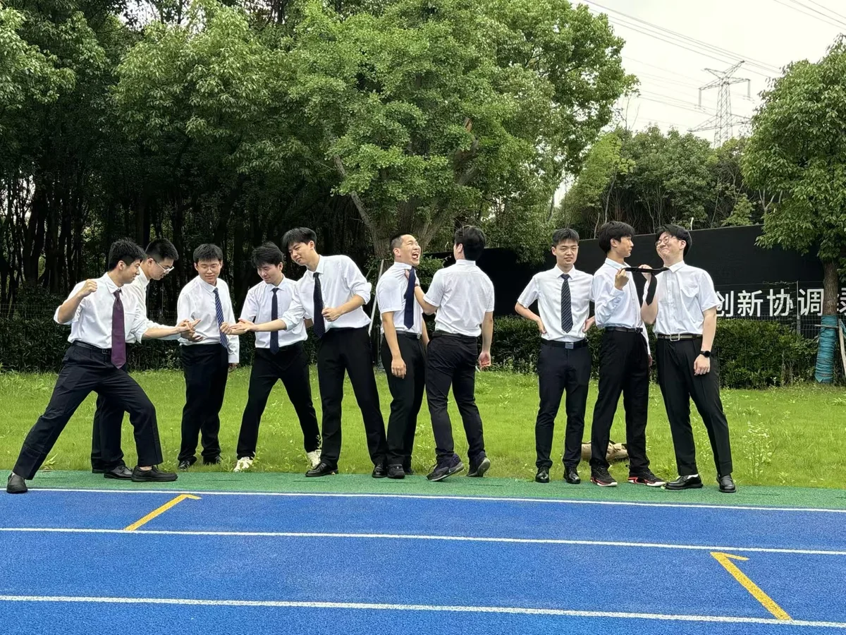 高中毕业那天，同学们在操场上合影