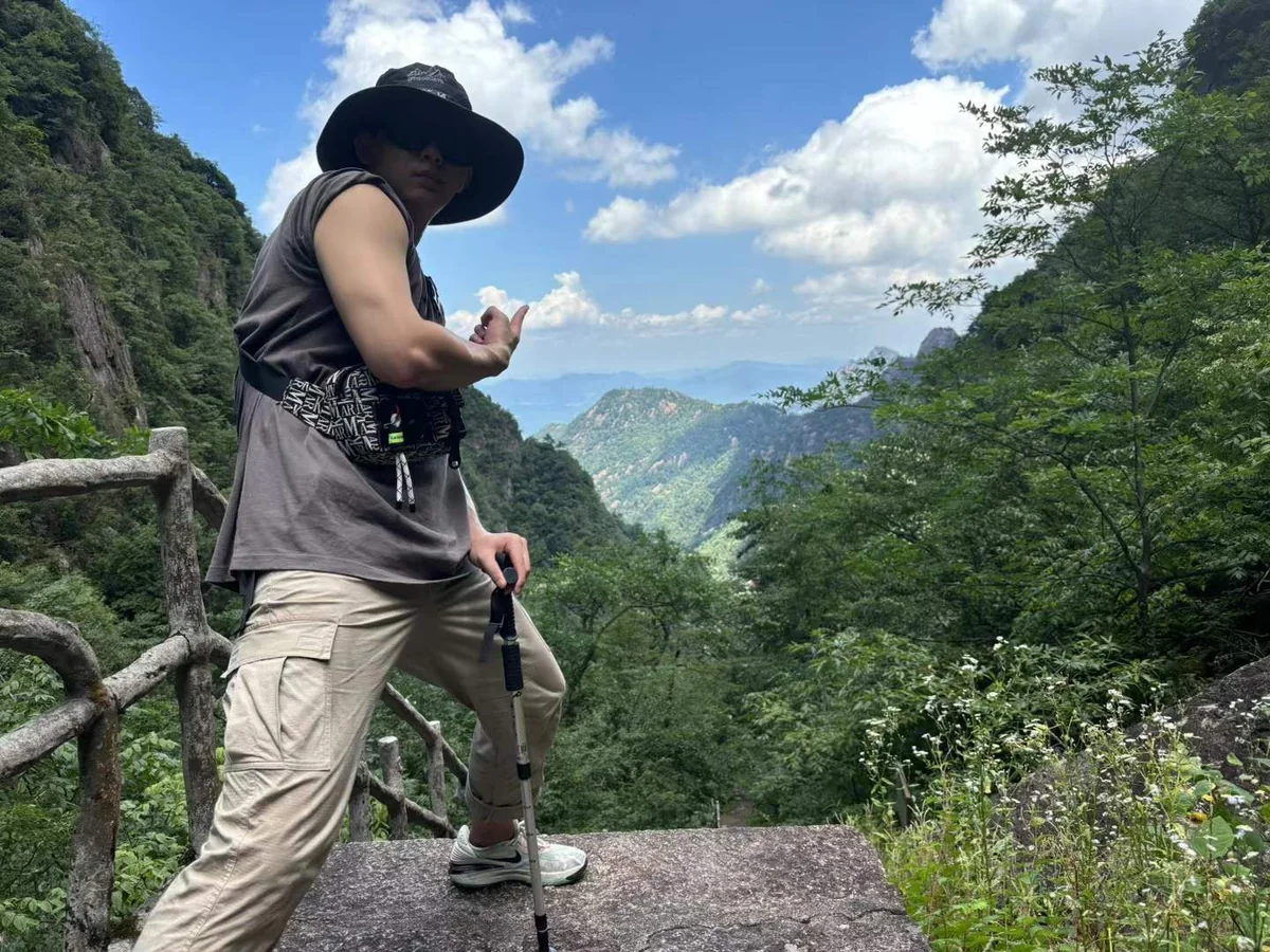 黄山之行，在山间观景台远望