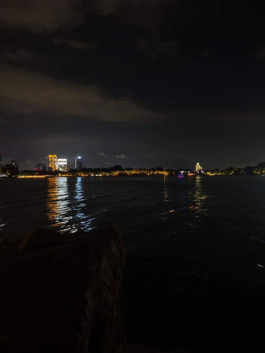 玄武湖夜景，湖面上是远处城市的灯光